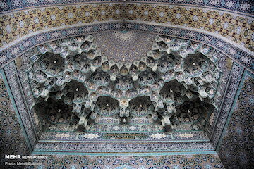 معماری اسلامی و هویت ایرانی در ساخت و سازها مورد توجه باشد